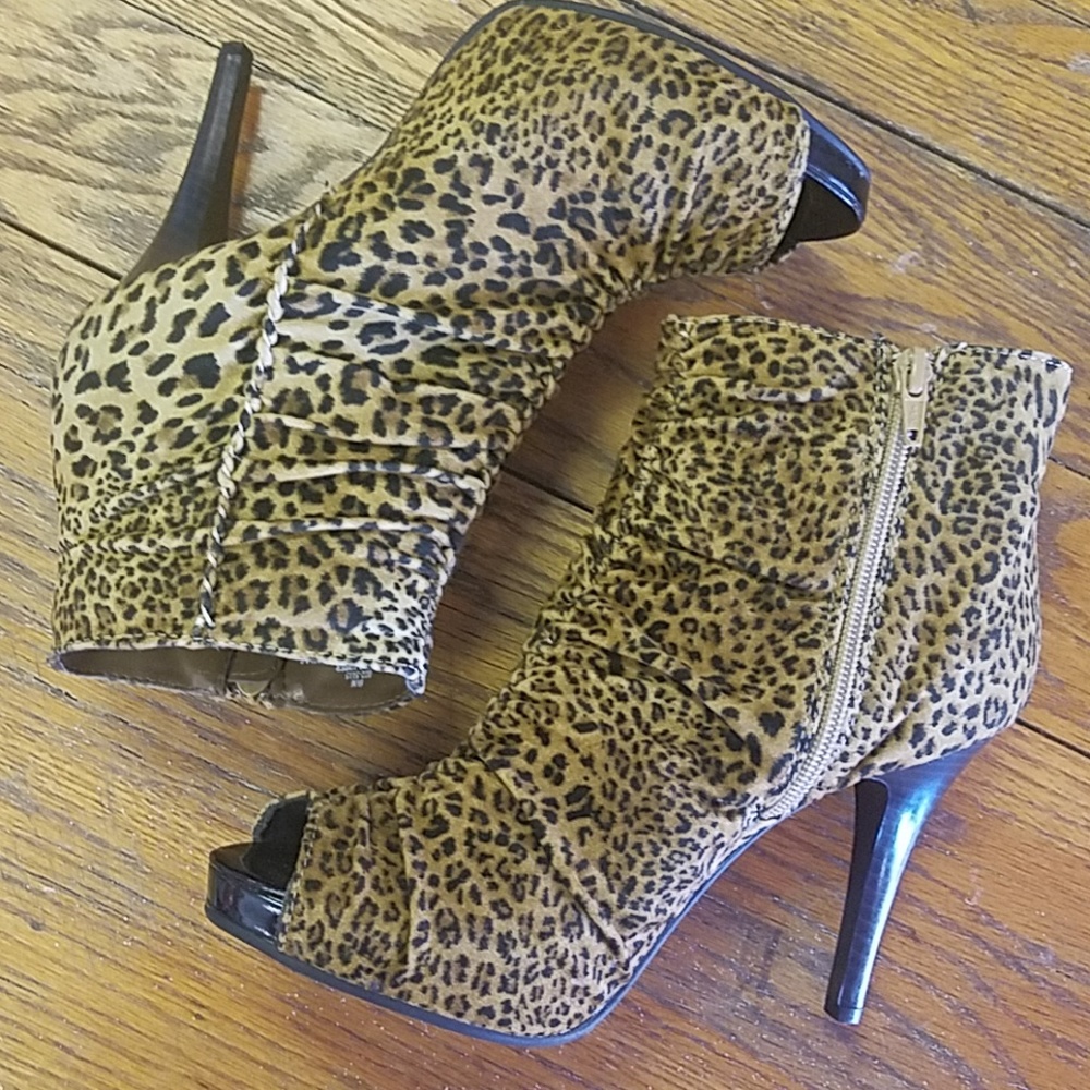 CITY STREETS LEOPARD PRINT HEELS